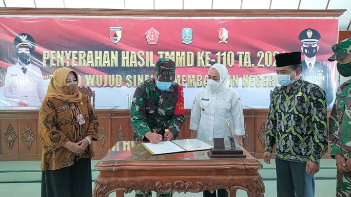 Penandatanganan Naskah Serah Terah Hasil Program, Tandai Penutupan Kegiatan TMMD Bojonegoro Tahun 2021